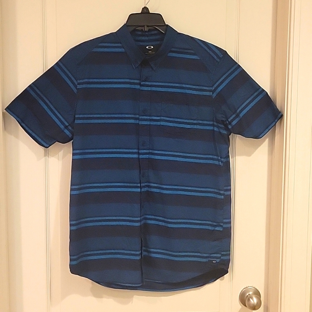 Oakley button-down shirt. Men's Size Medium, navy & teal stripe. EUC